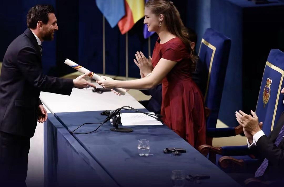 Princess Leonor presents the award to Messi
